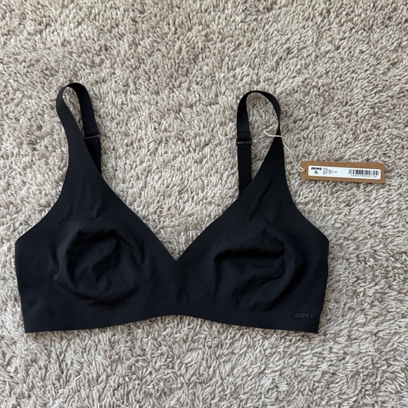 Skims Naked Plunge Bra Onyx - Picture 3 of 7